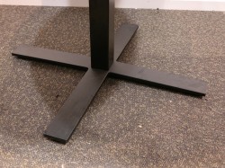 Rundt møtebord med bordplate i eik laminat, Kinnarps Oberon, Ø=110cm, H=72cm, sort understell, pent brukt
