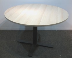 Rundt møtebord med bordplate i eik laminat, Kinnarps Oberon, Ø=110cm, H=72cm, sort understell, pent brukt