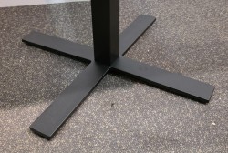Lite møtebord / kantinebord / kafebord, Kinnarps Oberon i eik / sort, 70x70cm, pent brukt