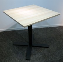 Lite møtebord / kantinebord / kafebord, Kinnarps Oberon i eik / sort, 70x70cm, pent brukt