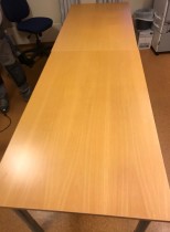 Enkelt møtebord i bøk / grålakkert metall fra Kinnarps, 280x80cm, pent brukt