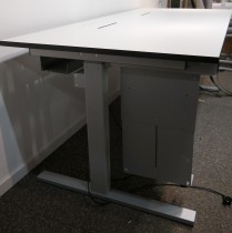Skrivebord i hvitt / grått med elektrisk hevsenk fra Ragnars, 180x80cm, pent brukt