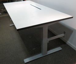 Skrivebord i hvitt / grått med elektrisk hevsenk fra Ragnars, 180x80cm, pent brukt