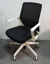 Konferansestol på hjul i sort stoff / mesh, hvit base og armlene fra Patra, pent brukt