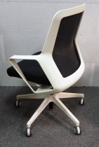 Konferansestol på hjul i sort stoff / mesh, hvit base og armlene fra Patra, pent brukt