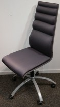 Konferansestol på hjul i grått stoff med grått understell fra Scan Sørlie, pent brukt