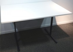 Kompakt møtebord / kantinebord i hvitt / sort, 120x80cm, brukt med slitasje