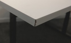 Kompakt møtebord / kantinebord i hvitt / sort, 120x80cm, brukt med slitasje