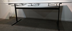 Kompakt møtebord / kantinebord i hvitt / sort, 180x80cm, brukt med slitasje