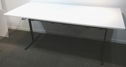 Kompakt møtebord / kantinebord i hvitt / sort, 180x80cm, brukt med slitasje