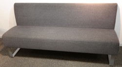 Sittebenk / sofa for kantine e.l i grått stoff fra Materia, Monolite, bredde 170cm, pent brukt
