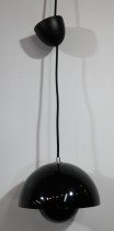 Taklampe / pendellampe i sort fra &Tradition, Flowerpot VP1, Design: Verner Panton, pent brukt