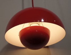 Taklampe / pendellampe i rødt fra &Tradition, Flowerpot VP1, Design: Verner Panton, pent brukt
