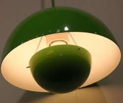 Taklampe / pendellampe i grønt fra &Tradition, Flowerpot VP1, Design: Verner Panton, pent brukt