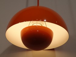 Taklampe / pendellampe i orange fra &Tradition, Flowerpot VP1, Design: Verner Panton, pent brukt
