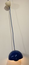Taklampe / pendellampe i blått fra &Tradition, Flowerpot VP1, Design: Verner Panton, pent brukt