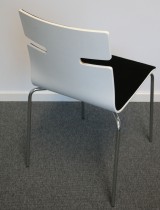 Konferansestol i hvitt med sete og rygg i sort stoff, ben i krom, pent brukt