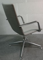 Konferansestol i grått stoff fra Brunner, modell Fina Soft med armlene, pent brukt