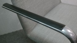 Konferansestol i grått stoff fra Brunner, modell Fina Soft med armlene, pent brukt