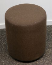 Loungemøbel / Sittepuff fra Johanson Design, Ø=38cm, H=43cm, brunt stoff, pent brukt