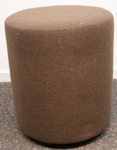 Loungemøbel / Sittepuff fra Johanson Design, Ø=38cm, H=43cm, brunt stoff, pent brukt