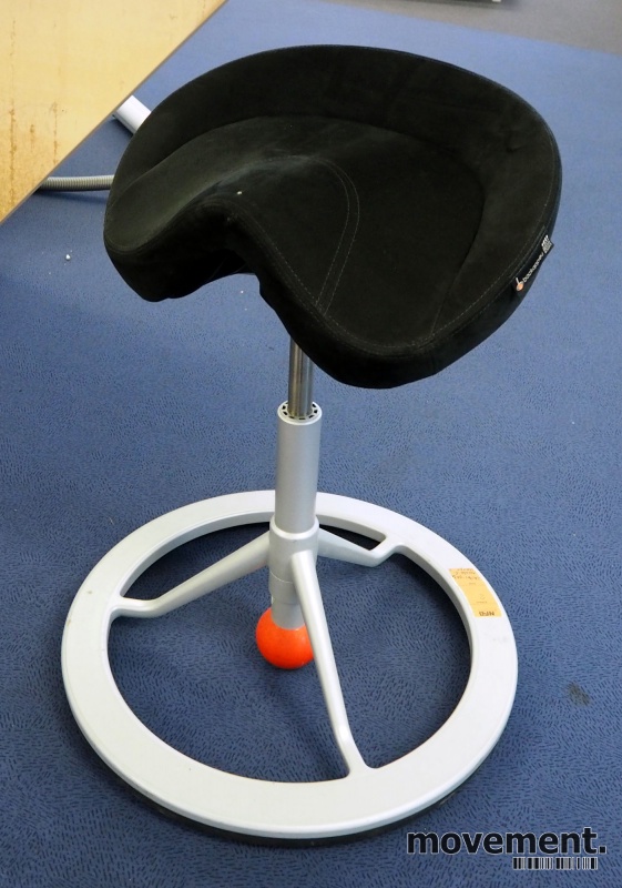 Kontorstol: BackApp ergonomiskkontorstol i sort Kontorstol: BackApp ergonomiskkontorstol i rød mikrofiber