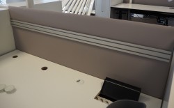 Bordskillevegg / skjermvegg for skrivebord fra Svenheim , lys gråbeige stoff, 160x67cm, pent brukt