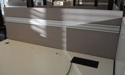 Bordskillevegg / skjermvegg for skrivebord fra Svenheim , lys gråbeige stoff, 160x67cm, pent brukt