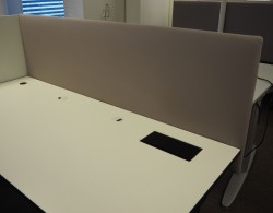 Bordskillevegg / skjermvegg for skrivebord fra Svenheim , lys gråbeige stoff, 180x67cm, pent brukt