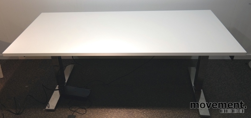 Solgt!Skrivebord med elektrisk hevsenk i - 1 / 4