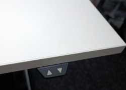 Skrivebord med elektrisk hevsenk i hvitt / krom fra Horreds, 160x80cm, pent brukt understell med ny plate