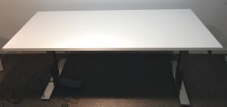 Skrivebord med elektrisk hevsenk i hvitt / krom fra Horreds, 160x80cm, pent brukt understell med ny plate