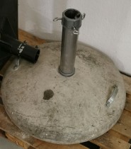 Solid, stor og tung parasollfot i betong, Ø=80cm,  passer opp til ca 70mm stang, pent brukt