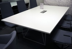 Møtebord AIR i hvitt 220x130cm med kabelluke, 6-8 personer, pent brukt