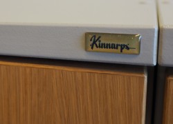 Kinnarps E-serie skap, dører i eik finer, skrog i lys grå, 3 permhøyder, bredde 80cm, høyde 125cm, pent brukt