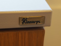 Skap fra Kinnarps i lys grå med dører i eik, E-serie, 85cm høyde, 2 permhøyder, pent brukt.