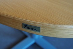 Møtebord fra Kinnarps i eik finer, føtter i grått, 440x120cm, passer for 14-16 personer, pent brukt
