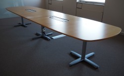 Møtebord fra Kinnarps i eik finer, føtter i grått, 440x120cm, passer for 14-16 personer, pent brukt