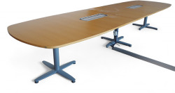 Møtebord fra Kinnarps i eik finer, føtter i grått, 440x120cm, passer for 14-16 personer, pent brukt