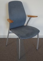 Møteromsstol fra Kinnarps, mod Plus 375 i lys blå mikrofiber / grålakkert metall / eik armlene, pent brukt