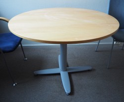 Rundt møtebord med eikefiner bordplate fra Kinnarps T-serie, Ø=110cm, H=73cm, grått X-understell, pent brukt