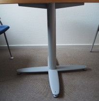 Rundt møtebord med eikefiner bordplate fra Kinnarps T-serie, Ø=110cm, H=73cm, grått X-understell, pent brukt
