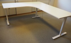 Skrivebord / hjørneløsning med elektrisk hevsenk fra Isku i hvitt, 220x200cm, venstreløsning, pent brukt