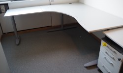 Kinnarps hjørneløsning skrivebord i lys grå, 180x200cm, sving på venstre side, T-serie, pent brukt