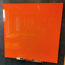 Whiteboard i glass fra Lintex, 100x100cm, orange glass, pent brukt