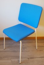 Konferansestol / møteromsstol i blått stoff / hvitt fra Edsbyn, modell Feather, pent brukt