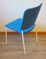 Konferansestol / møteromsstol i blått stoff / hvitt fra Edsbyn, modell Feather, pent brukt