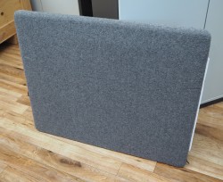 Götesons bordskillevegg 80x67cm i grått stoff. Pent brukt