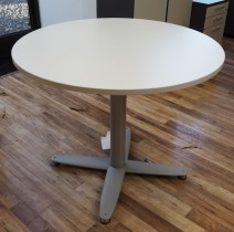 Loungebord i lys grå / grålakkert metall fra Kinnarps, T-serie, Ø=90cm, høyde 73cm, pent brukt