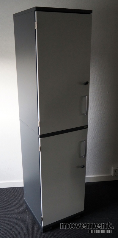 Solgt!Kinnarps E-serie smalt skap i mørk - 1 / 2